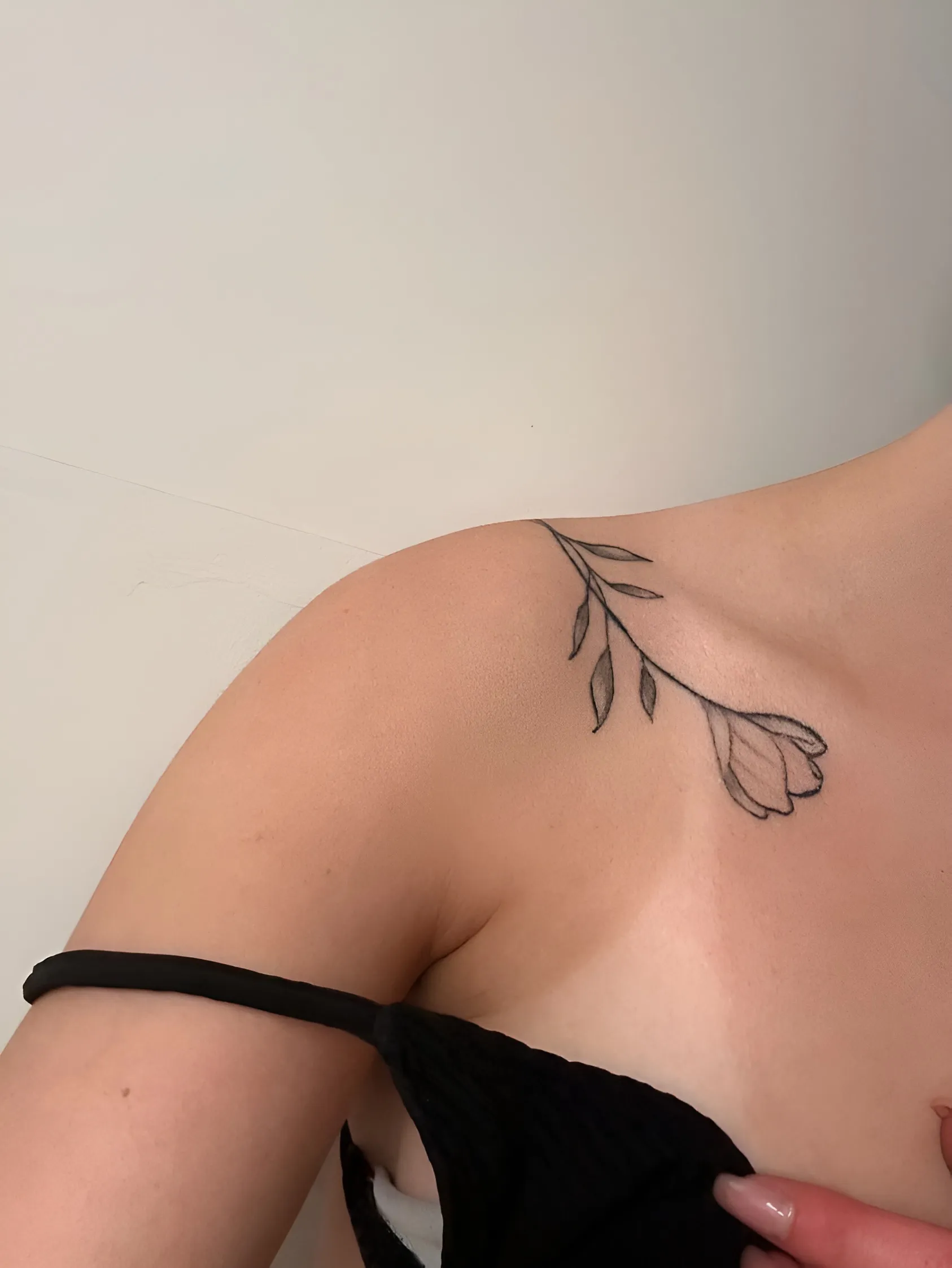 Épaule tatouée, trace de bretelle